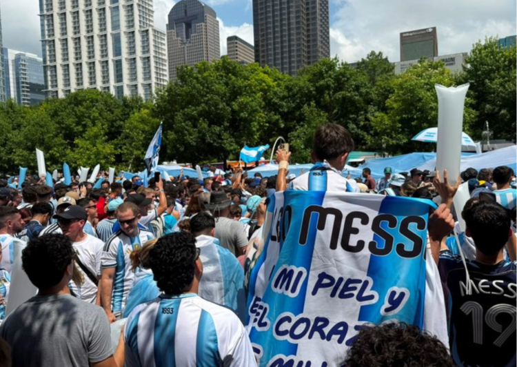 Dallas se tiñó de celeste y blanco: multitudinario banderazo para la Selección