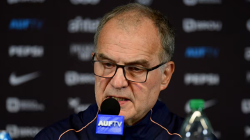 Bielsa asumió la responsabilidad por la eliminación de Uruguay: “Hemos decepcionado a los aficionados”