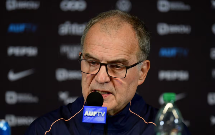 Bielsa asumió la responsabilidad por la eliminación de Uruguay: “Hemos decepcionado a los aficionados”