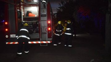 Un asado familiar terminó con dos heridos: no apagaron las brasas y el fuego y se propagó en el patio de la vivienda