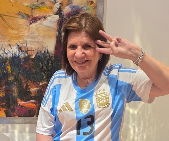 “Brindemos. Todas buenas”: el sugestivo tuit de Patricia Bullrich tras la salida de Adorni y el triunfo de la Selección