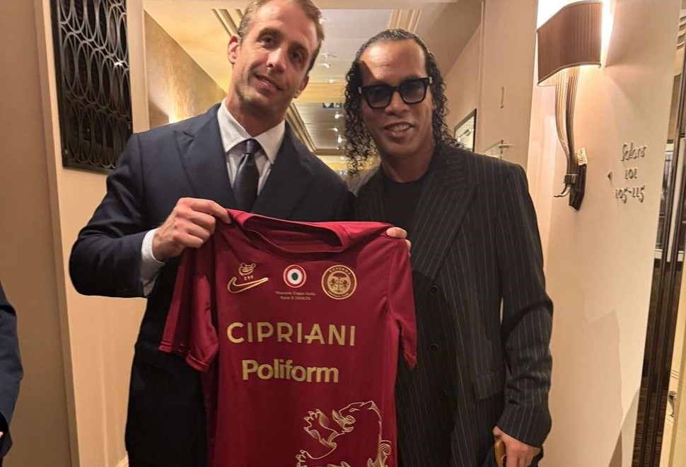¿Marketing o regreso histórico? Ronaldinho desembarca en el fútbol italiano