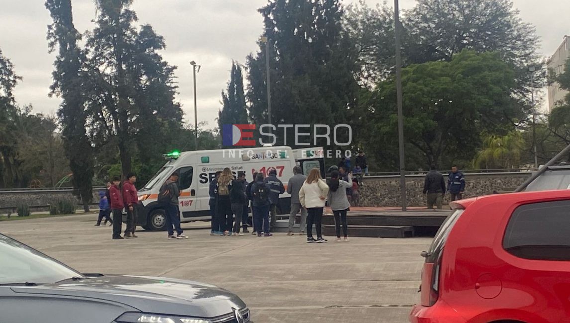 Plaza Sarmiento: Empleado municipal cayó del mástil de 6 metros en el que colocaba la bandera