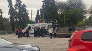 Plaza Sarmiento: Empleado municipal cayó del mástil de 6 metros en el que colocaba la bandera