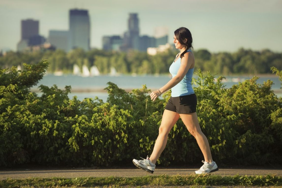 Caminar todos los días: los beneficios para la salud que destacan los especialistas