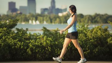 Caminar todos los días: los beneficios para la salud que destacan los especialistas