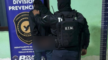 Detienen a un hombre por robar chocolates, caramelos y un dentífrico desde un conocido supermercado