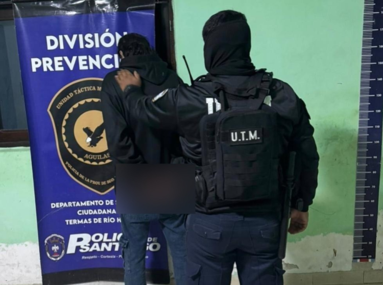 Detienen a un hombre por robar chocolates, caramelos y un dentífrico desde un conocido supermercado