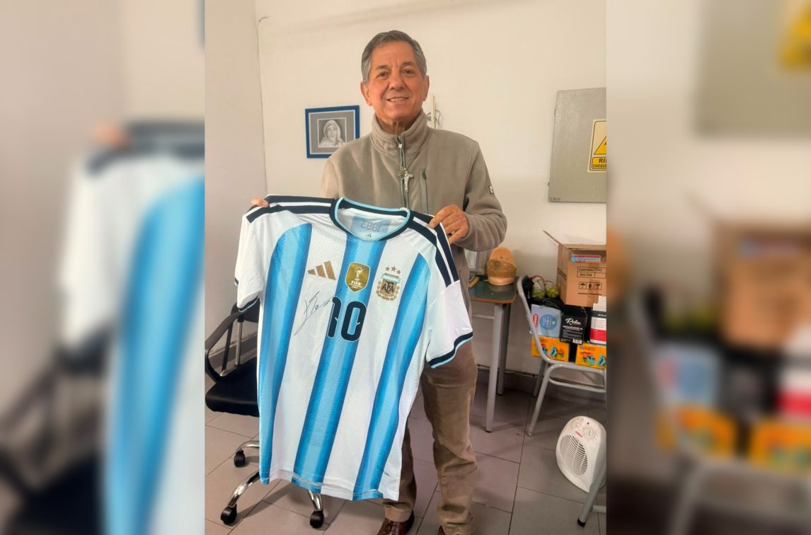 El Santuario Mama Antula recibió una camiseta de la Selección con la firma de Lionel Messi