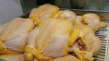 Compró pollos por más de $70 millones y los cheques fueron rechazados: lo investigan por estafa