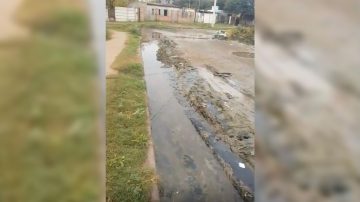 VIDEO. Vecinos denuncian pérdidas cloacales y calles intransitables en el sector sur de la Capital