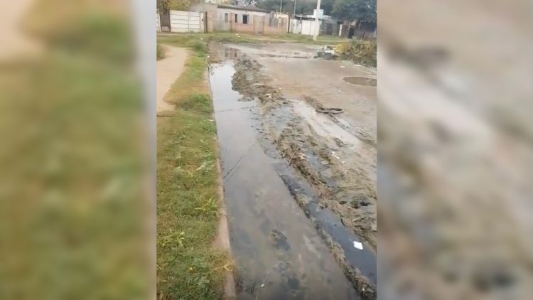 VIDEO. Vecinos denuncian pérdidas cloacales y calles intransitables en el sector sur de la Capital