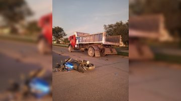 Un motociclista murió tras un choque con un camión contratado por la municipalidad en Avenida Lugones