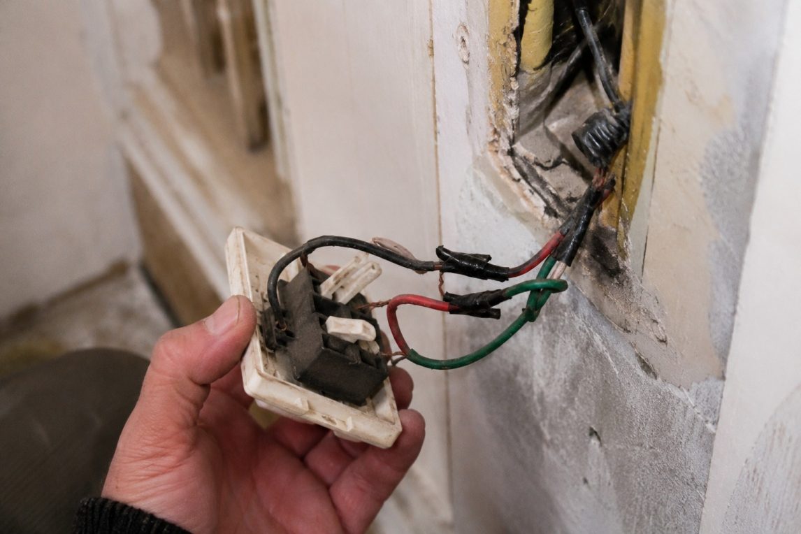 Cables truchos y fallas eléctricas: los errores que pueden provocar una tragedia en el hogar