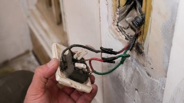 Cables truchos y fallas eléctricas: los errores que pueden provocar una tragedia en el hogar