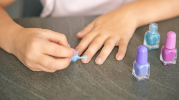 Disruptores endócrinos: cómo el maquillaje infantil, los plásticos y los ultraprocesados están afectando la salud de nuestros hijos