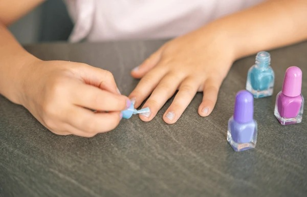Disruptores endócrinos: cómo el maquillaje infantil, los plásticos y los ultraprocesados están afectando la salud de nuestros hijos
