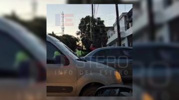 VIDEO | “Relatos salvajes” en La Banda: pasó un control, estacionó el auto y agredió a un empleado municipal