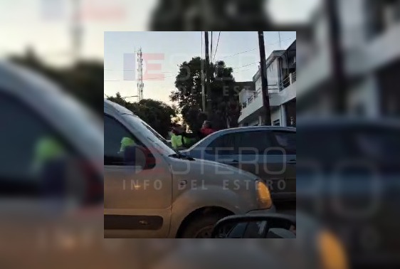 VIDEO | “Relatos salvajes” en La Banda: pasó un control, estacionó el auto y agredió a un empleado municipal