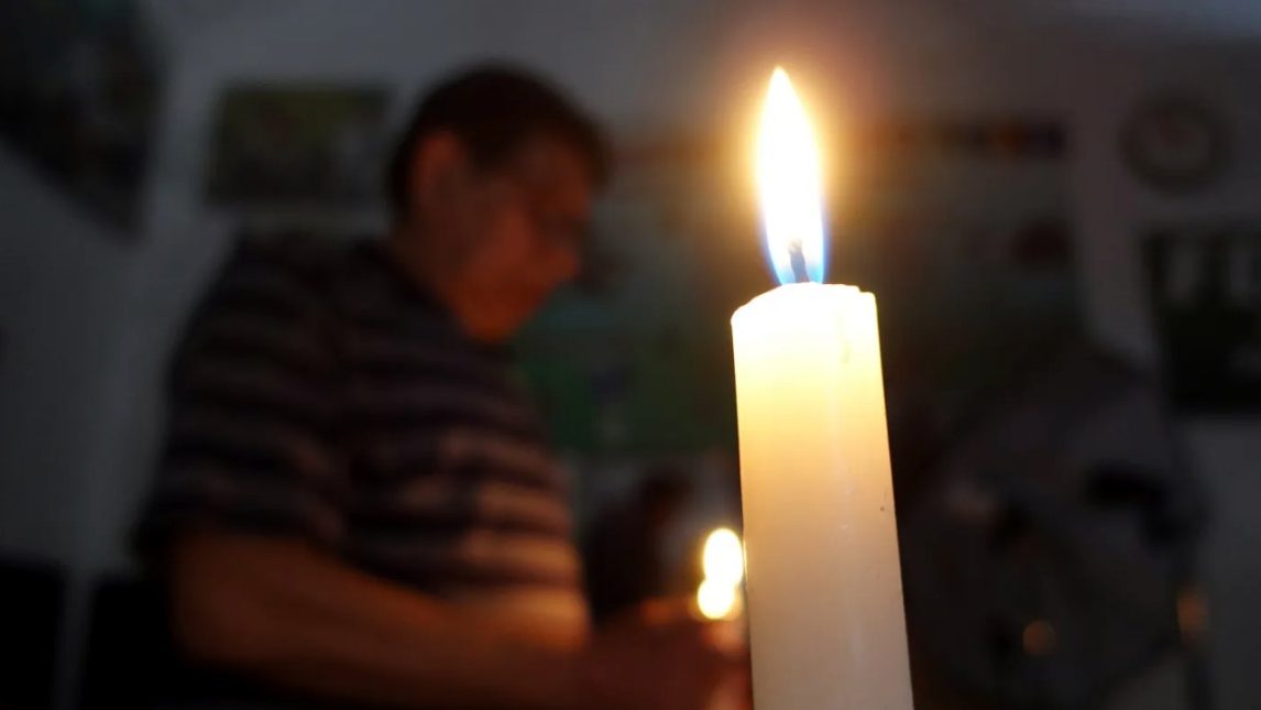 La larga lista de zonas afectadas por cortes de luz para este jueves y viernes en Santiago del Estero