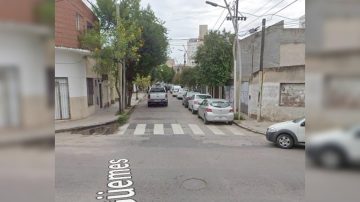 Un motociclista atropelló a una mujer de 64 años que cruzaba la calle