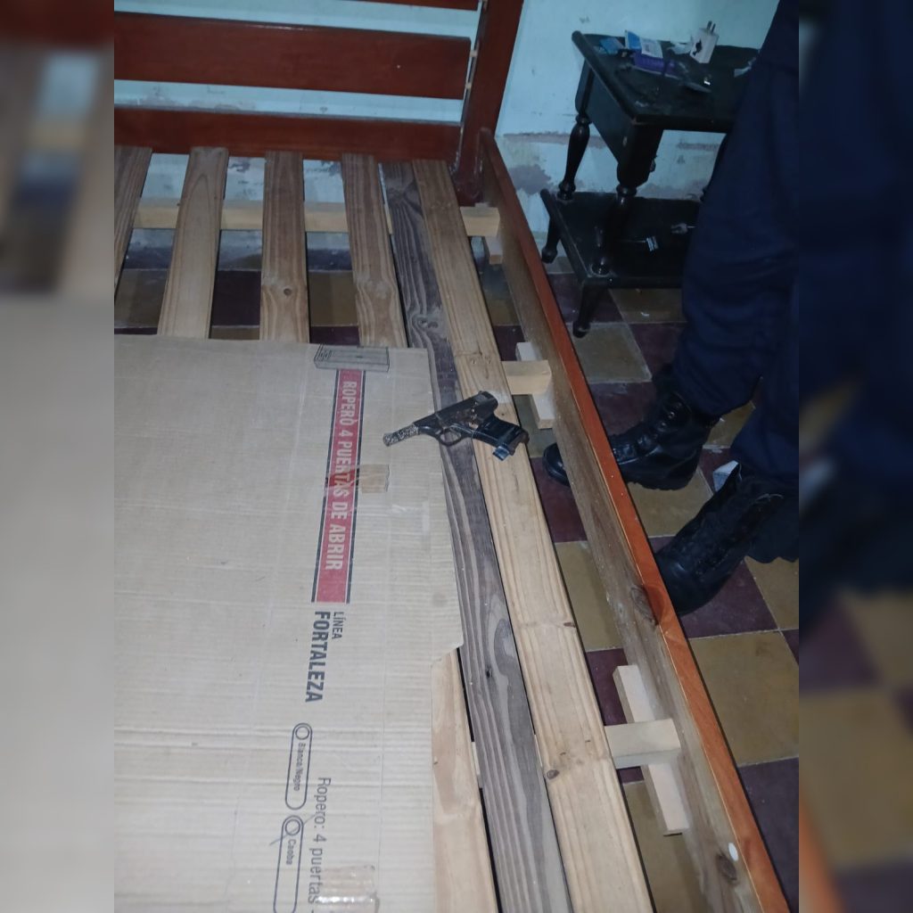 B° Borges: escondió mal el arma bajo el colchón, se la secuestraron y lo detuvieron