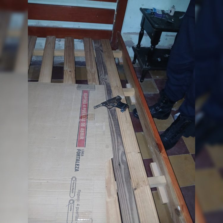 B° Borges: escondió mal el arma bajo el colchón, se la secuestraron y lo detuvieron