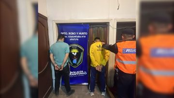 Detienen a dos jóvenes y secuestran celulares, un cuchillo y marihuana tras allanamientos en Añatuya
