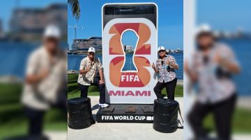 Con bombo y boleadora, dos bandeños representan a Argentina en el Fan Fest del Mundial en Miami