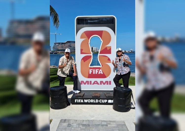 Con bombo y boleadora, dos bandeños representan a Argentina en el Fan Fest del Mundial en Miami