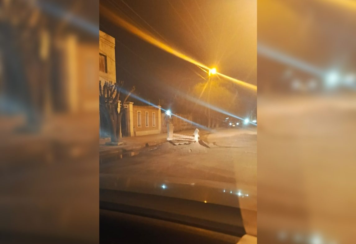 Un caño roto mantiene anegada la calle Jujuy en el B° Salta Prolongación