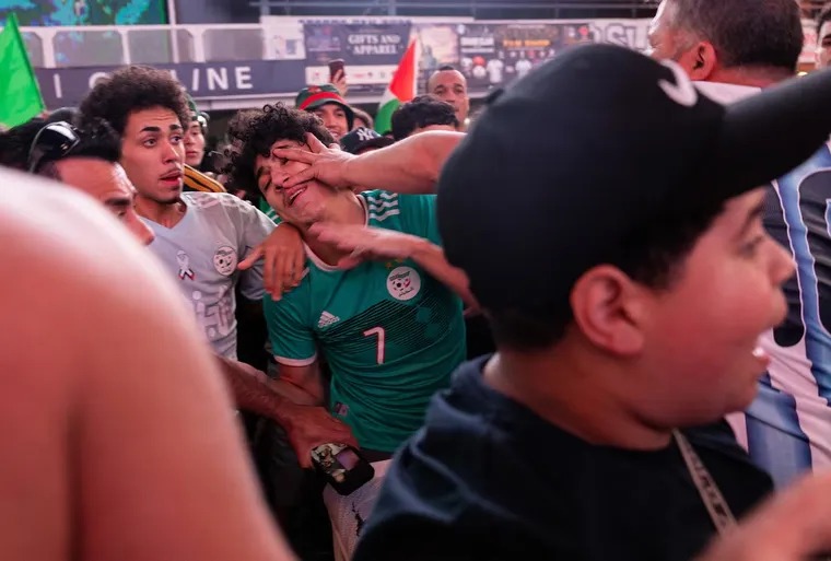 Videos: lamentables incidentes entre hinchas argentinos y argelinos en la previa del debut de la Selección
