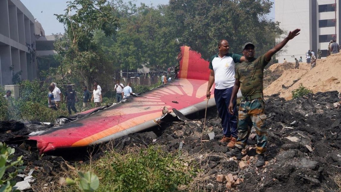 Un avión militar se partió en varios pedazos al aterrizar en la India y dejó cinco muertos