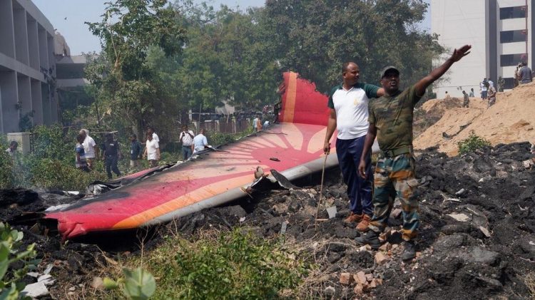 Un avión militar se partió en varios pedazos al aterrizar en la India y dejó cinco muertos
