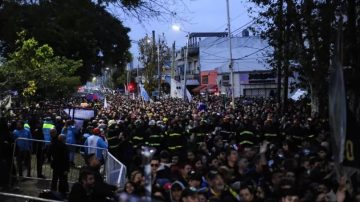 Terminó el velatorio público del Indio Solari tras una multitudinaria despedida