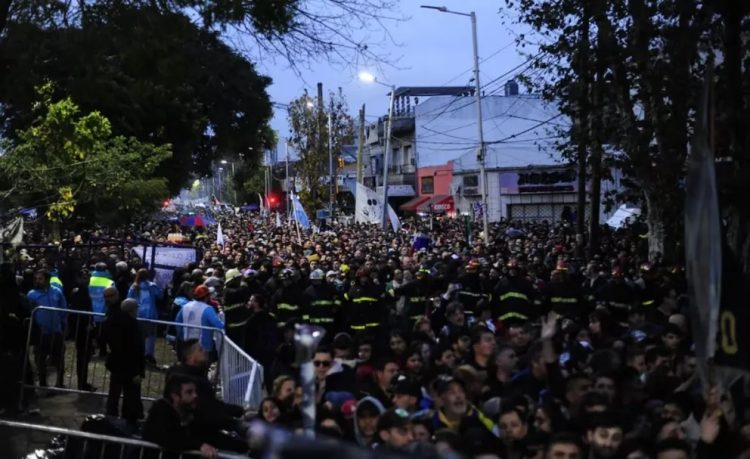 Terminó el velatorio público del Indio Solari tras una multitudinaria despedida
