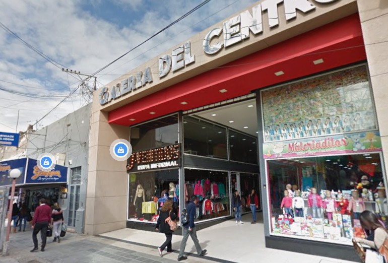 Una patota atacó a un adolescente y a su hermana en plena peatonal para robarle