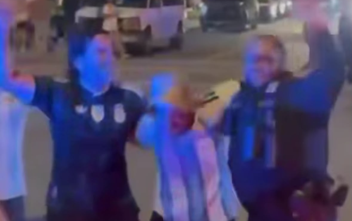 VIDEO: Quiso poner orden y terminó festejando con los hinchas argentinos en Dallas