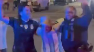 VIDEO: Quiso poner orden y terminó festejando con los hinchas argentinos en Dallas
