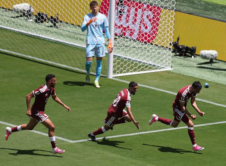 Qatar rescató un empate agónico ante Suiza en el debut