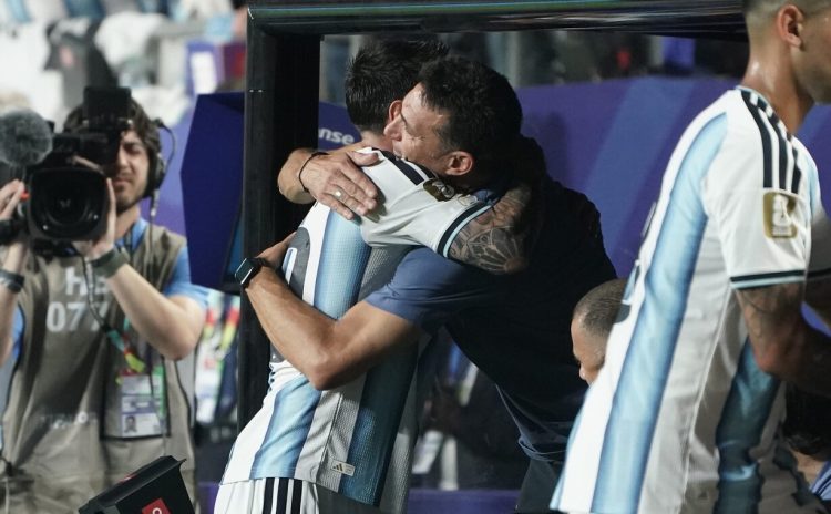 Scaloni se rindió ante Messi: “Es increíble, no hay palabras”