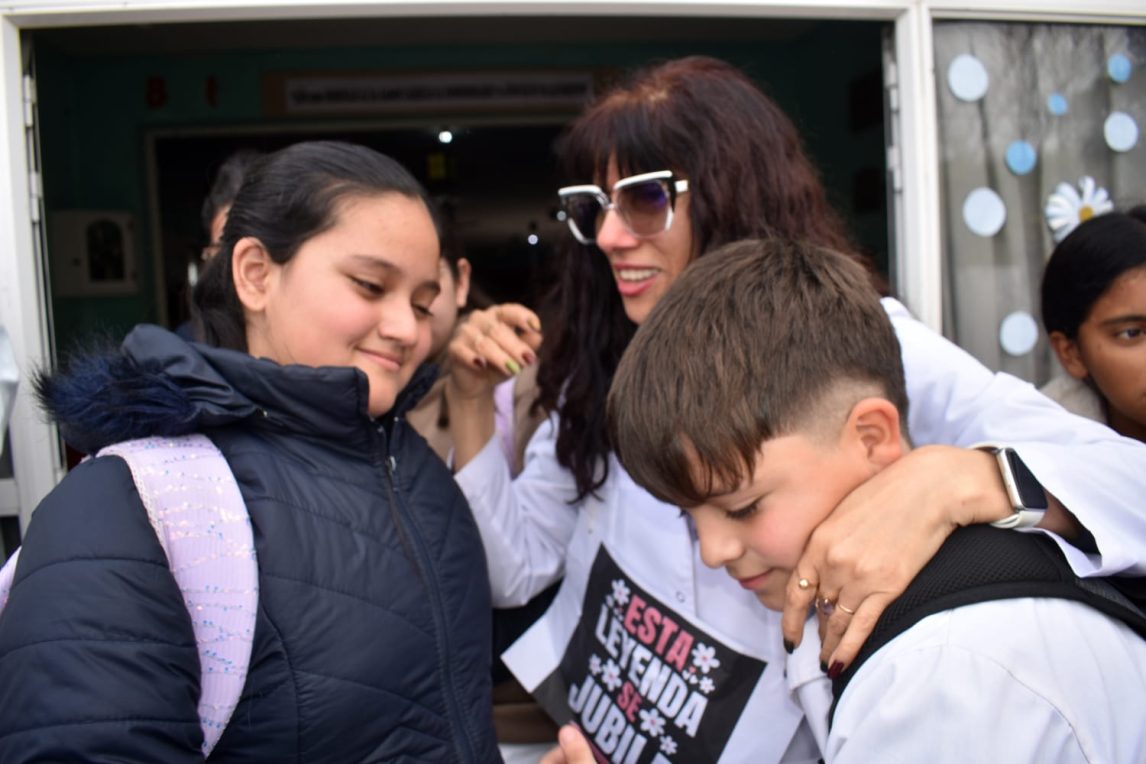 Tintina: se jubiló la “seño Cristina” y la despidieron en medio de una ovación en la escuela Mama Antula