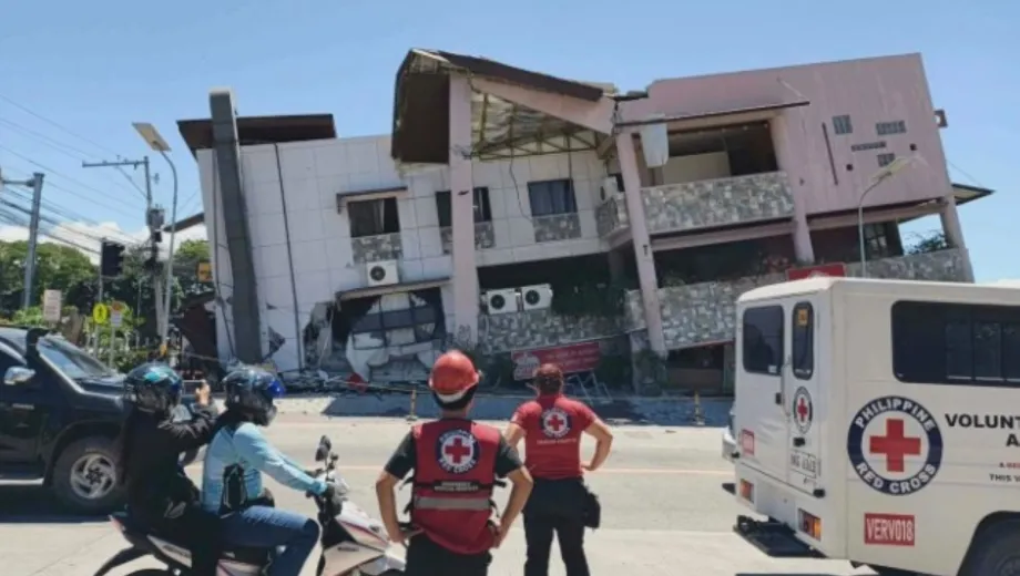 Tragedia en Filipinas: un potente terremoto de magnitud 7,8 causó al menos 35 muertes, cientos de heridos y graves daños materiales