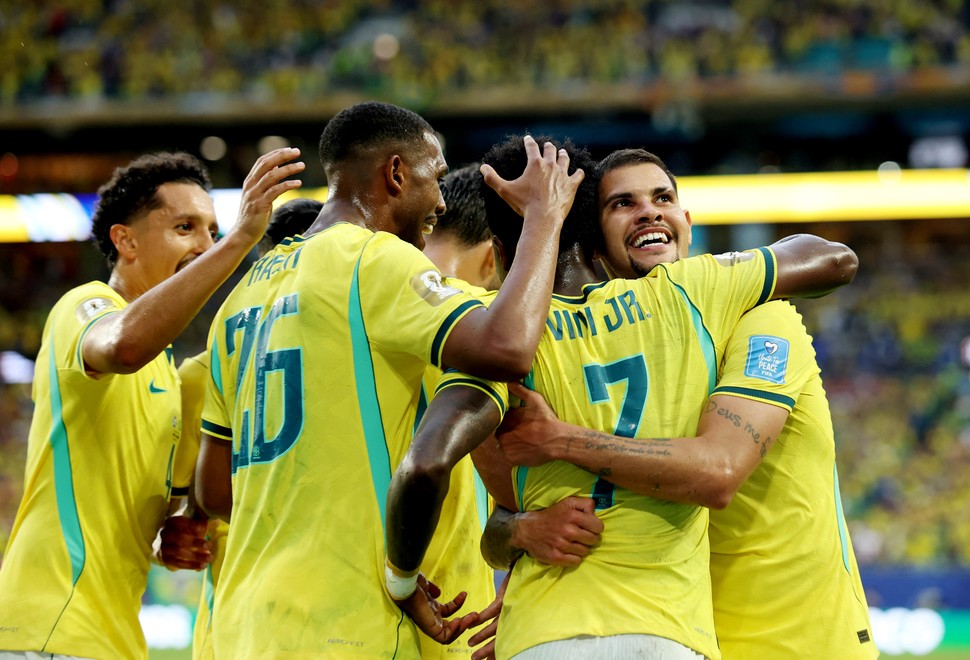 Brasil goleó a Escocia y se quedó con el primer puesto del Grupo C