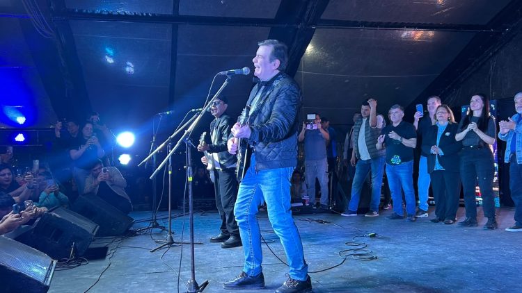 Con un homenaje musical al Indio Solari, Gerardo Zamora participó de la 12ª Marcha de las Cuerdas y Fuelles