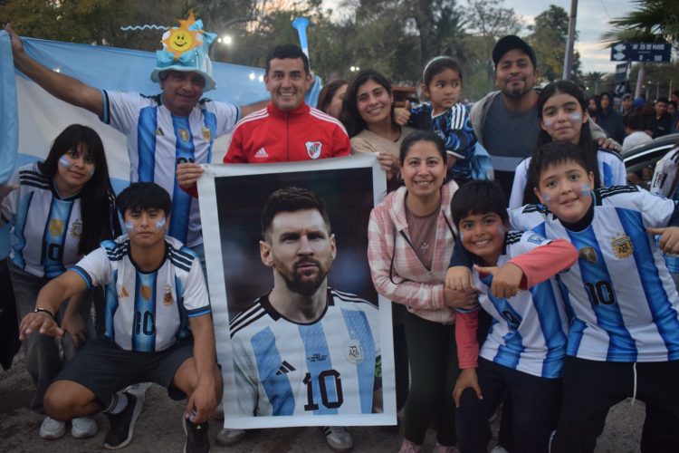 Miles de añatuyenses volcaron a las calles a celebrar el triunfo albiceleste