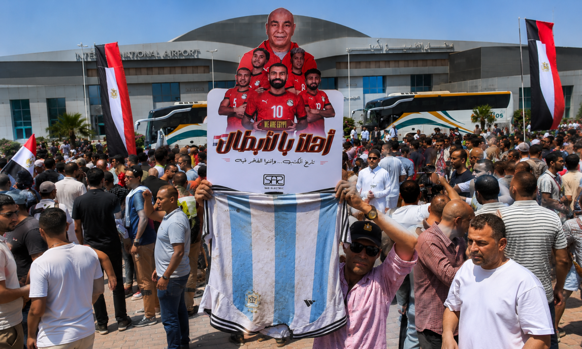 Así recibieron a Egipto: Con gestos racistas y una camiseta de Argentina sucia y dada vuelta