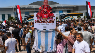 Así recibieron a Egipto: Con gestos racistas y una camiseta de Argentina sucia y dada vuelta