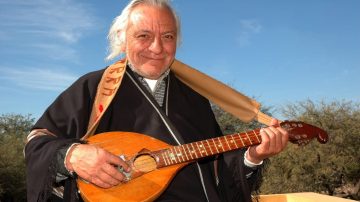 Antes de llamarse sachaguitarra tuvo otro nombre: la historia detrás del instrumento creado por Elpidio Herrera