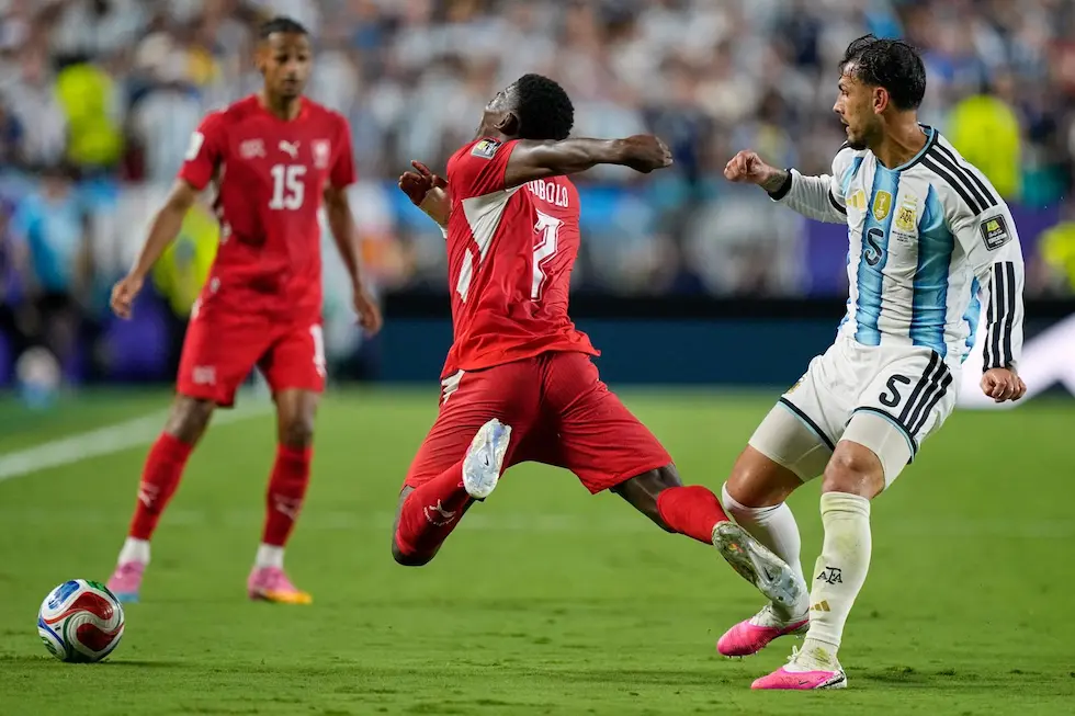 Argentina-Suiza: Embolo terminó expulsado por simular una infracción